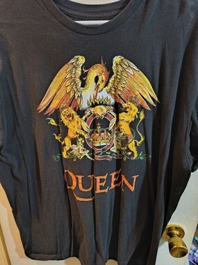 Queen Crest Graphic Short Sleeve Tee - Black
